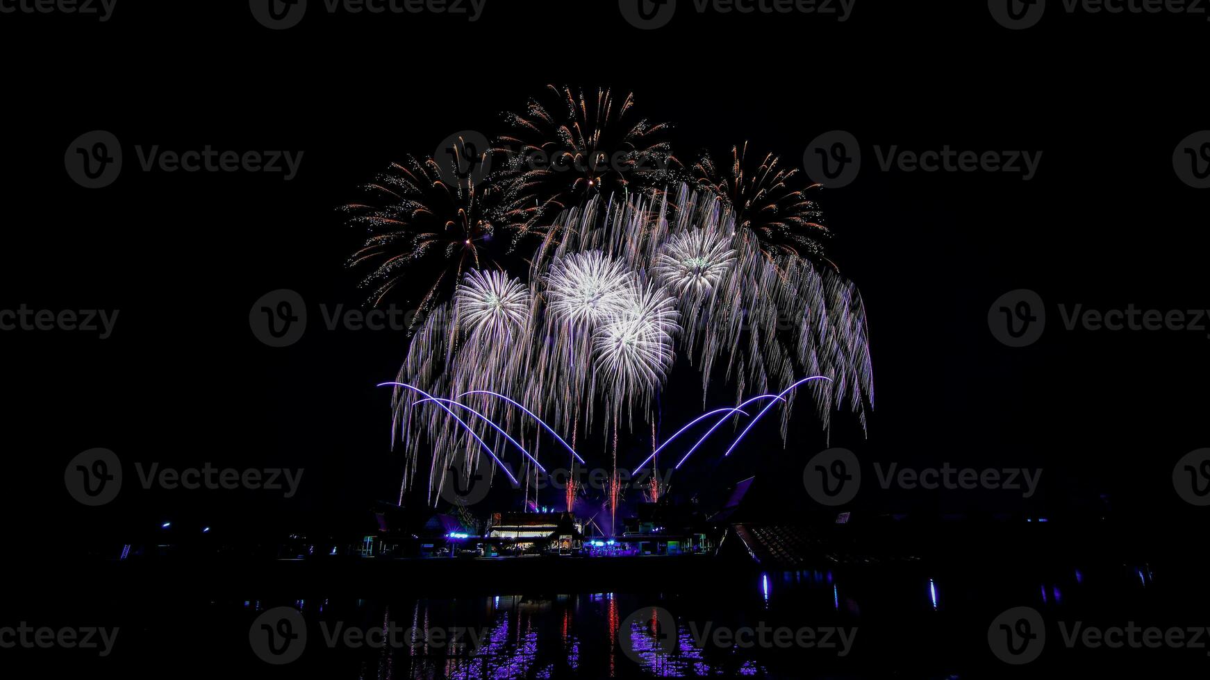 Feuerwerk über dem Tempel im dunklen Himmel foto