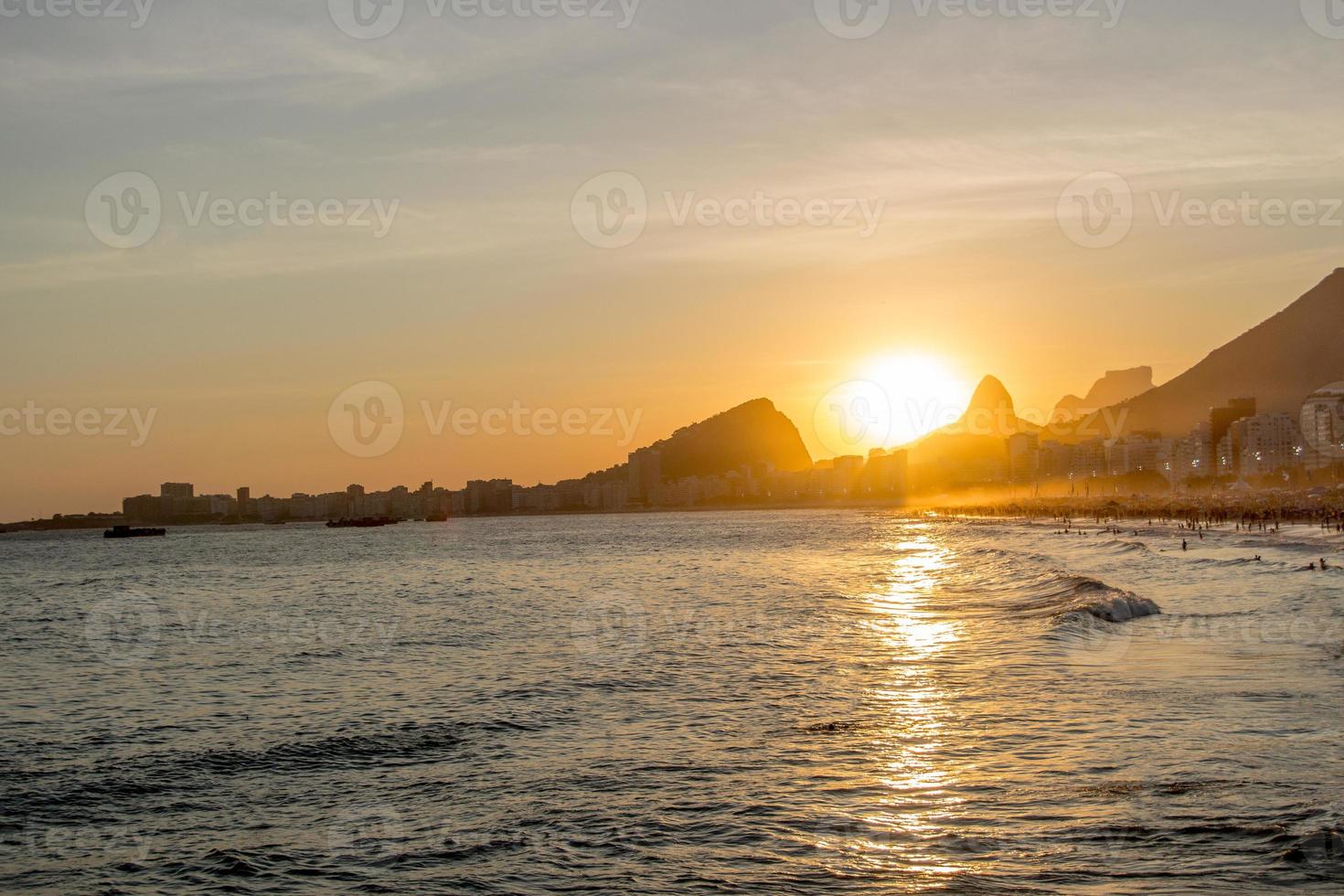 Sonnenuntergang am Strand von Leme in Copacabana, Rio de Janeiro, Brasilien foto