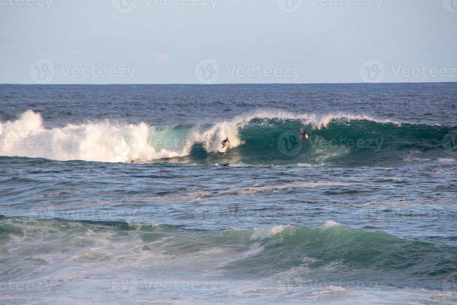 Surfer auf einer Welle am Strand von Arpoador in Rio De Janeiro, Brasilien foto