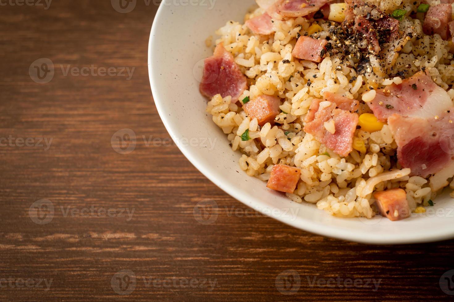 gebratener Reis mit Speckschinken und schwarzer Paprika foto