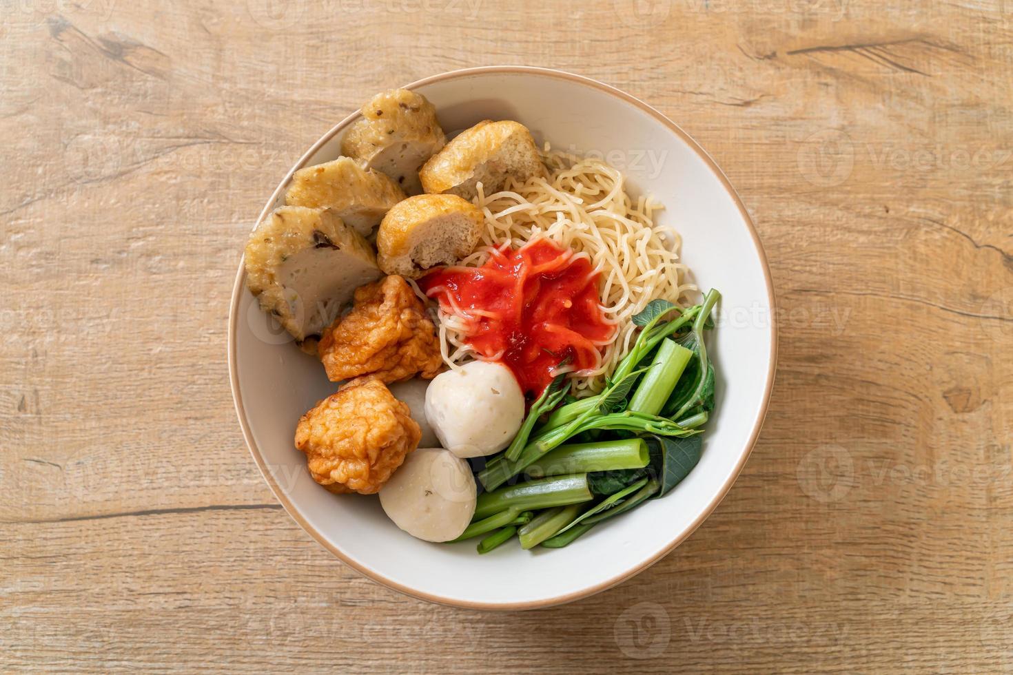 Eiernudeln mit Fischbällchen und Garnelenbällchen in rosa Sauce, Yen ta Four oder Yen ta fo foto