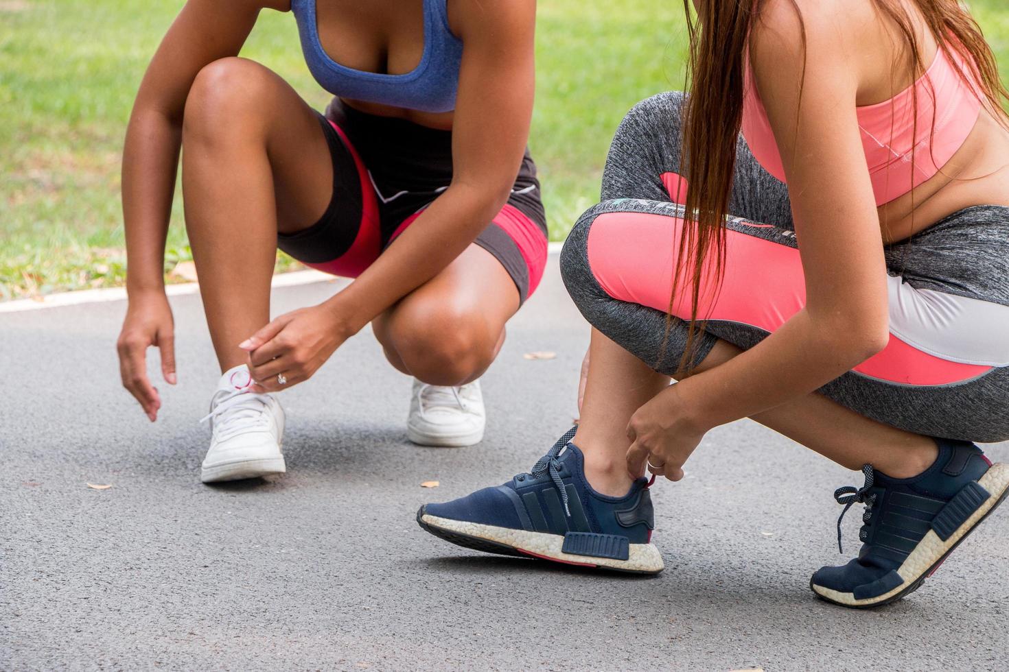 Fitness-Frauen, die bereit sind, miteinander zu laufen und Rennen zu fahren foto