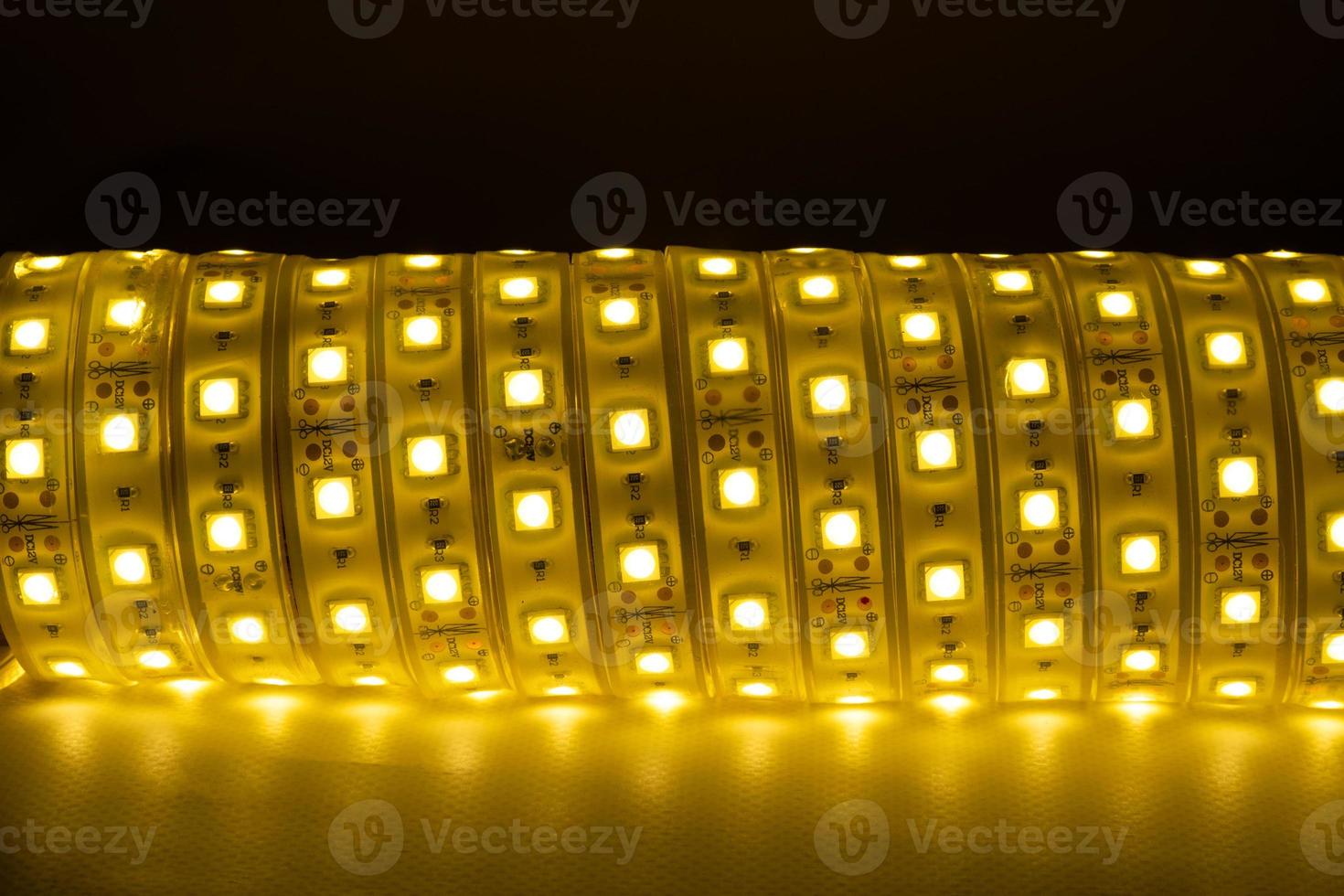 Spule aus warmem LED-Streifen für die Beleuchtung zu Hause foto