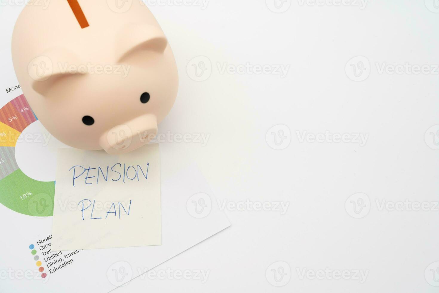 Konzept von die Pension Planung. ein Schweinchen Bank mit Papier Hinweis die Pension planen. Schweinchen Bank und Graph zum Geld Verwaltung im das Zukunft. foto