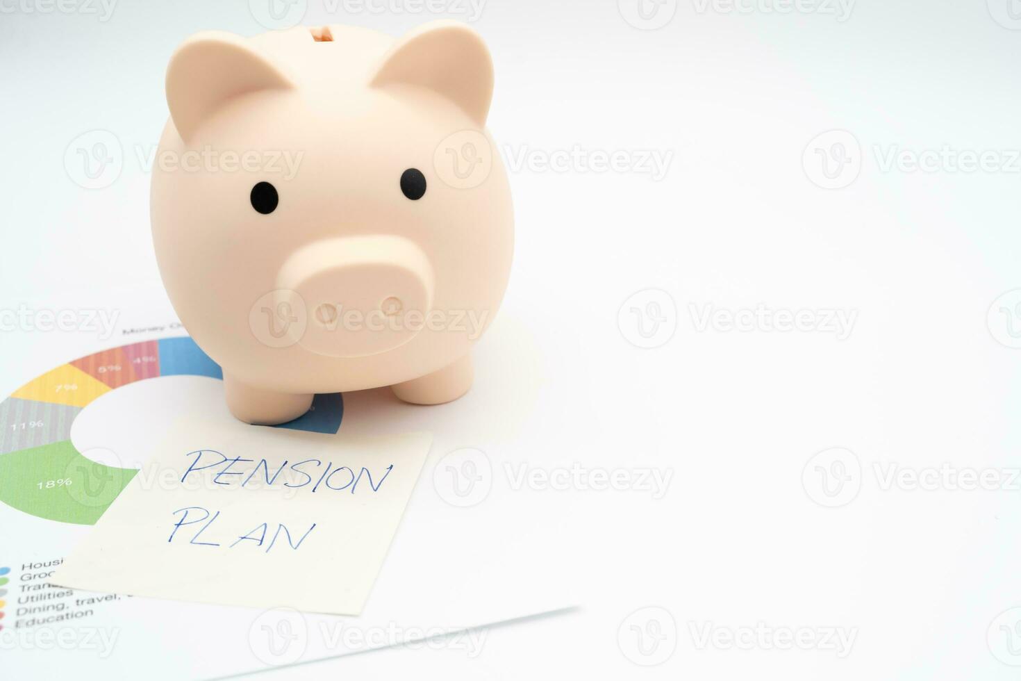 Konzept von die Pension Planung. ein Schweinchen Bank mit Papier Hinweis die Pension planen. Schweinchen Bank und Graph zum Geld Verwaltung im das Zukunft. foto