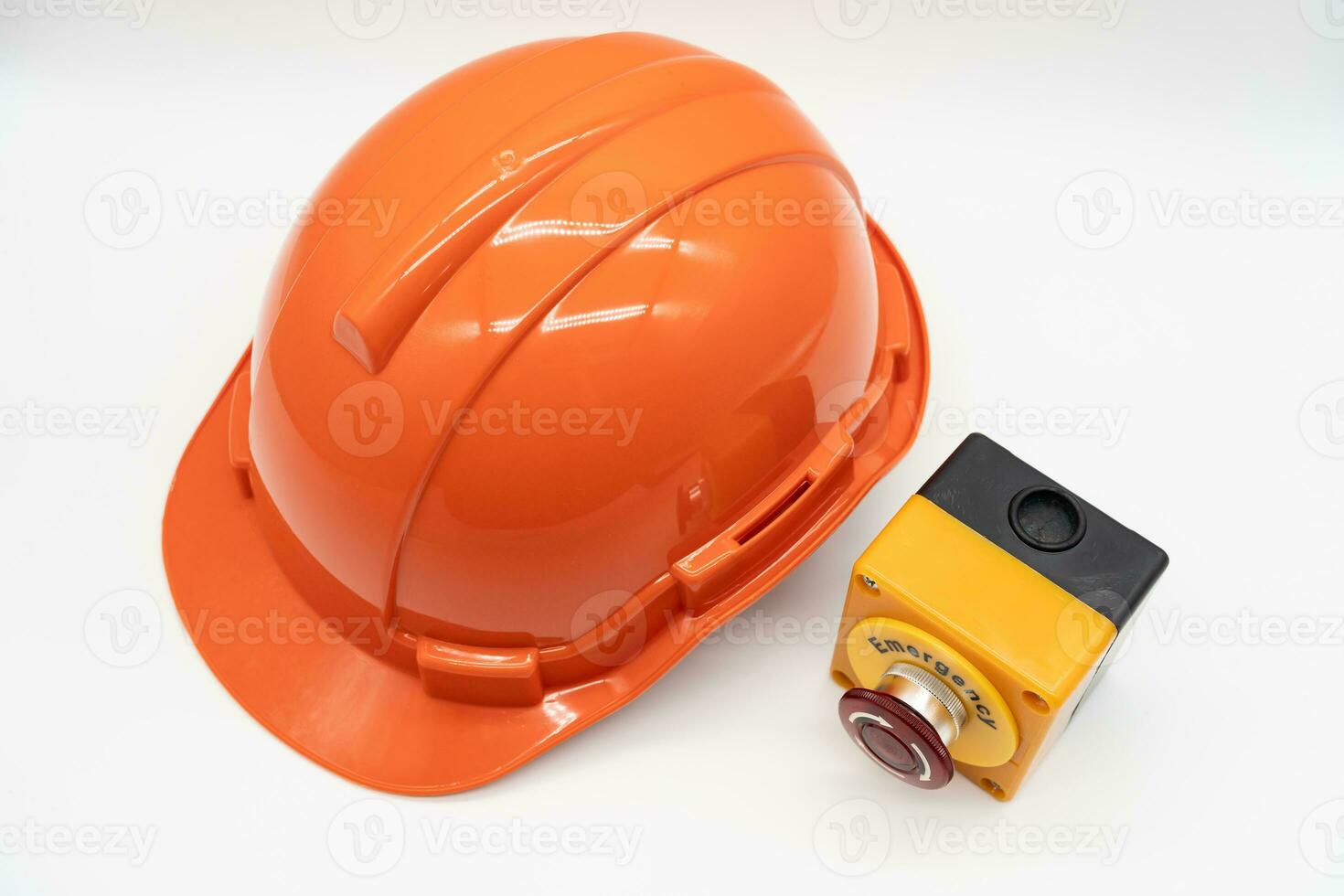 Orange Sicherheit Hut mit Notfall halt Taste isoliert auf Weiß Hintergrund. Sicherheit zuerst Konzept. foto