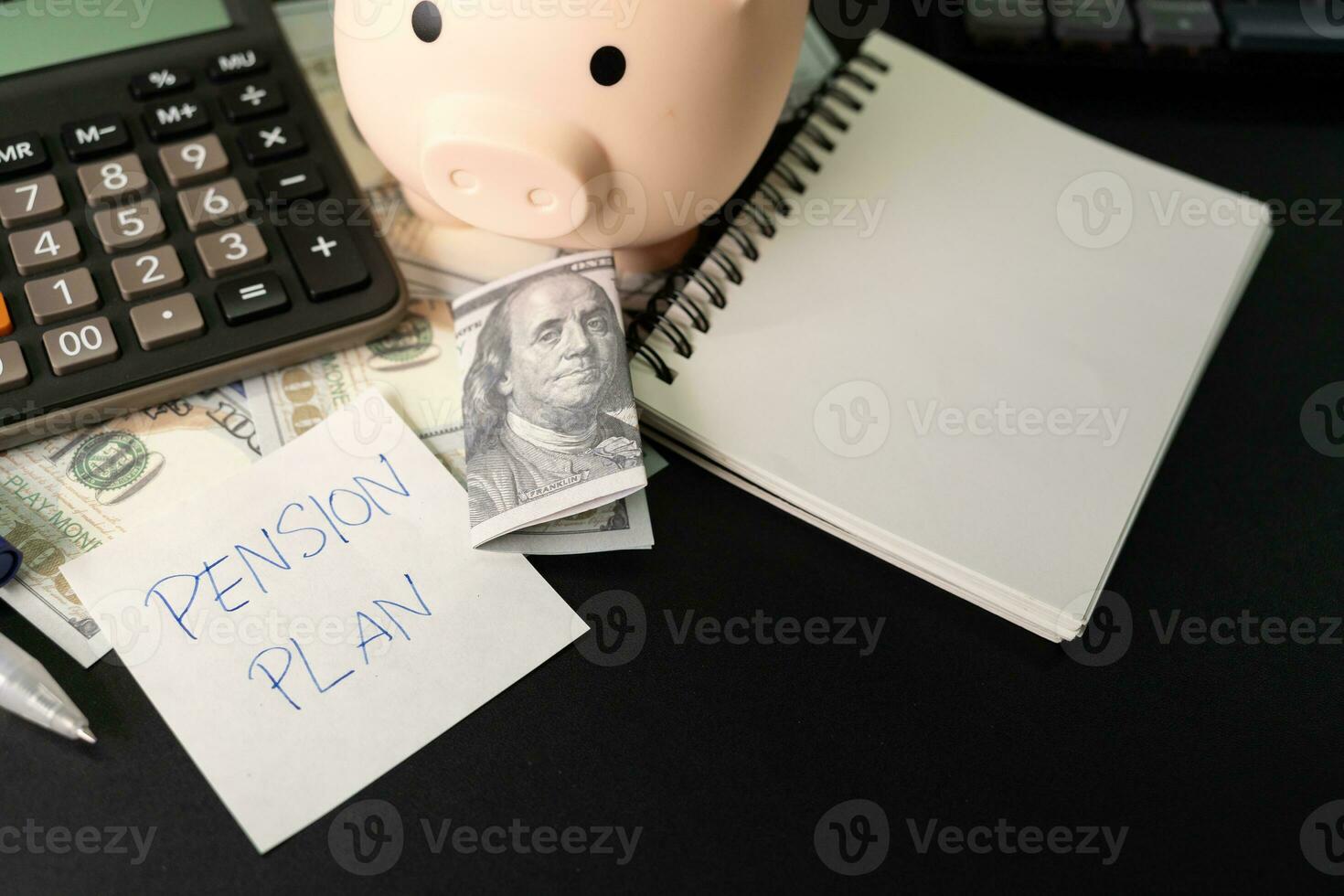 Papier Hinweis mit Text geschrieben die Pension planen. Investitionen Konzept. die Pension planen. Pensionierung Konzept. die Pension Berechnung Konzept. Schweinchen Bank und Taschenrechner. foto