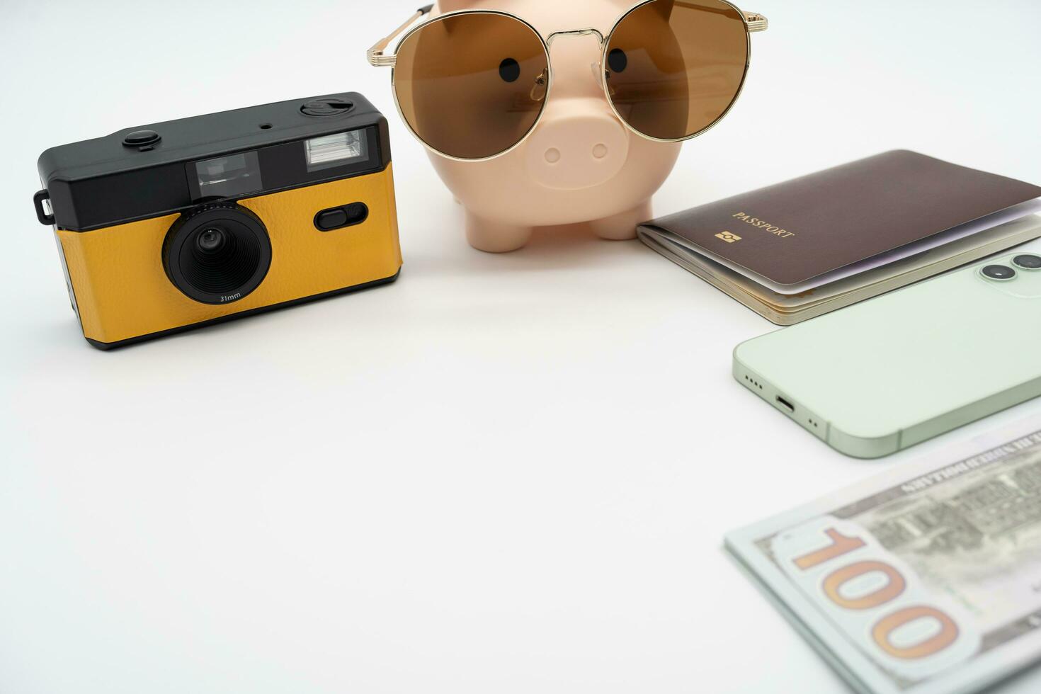 Speichern zum Ferien und Budget Konzept. Smartphone, Reisepass, Schweinchen Bank tragen Sonnenbrille zum Ferien Reise. vorbereiten zum Urlaub. foto