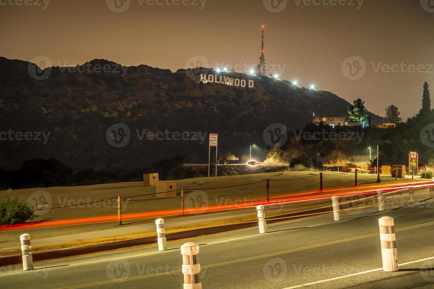 Hollywood-Schild nachts beleuchtet foto