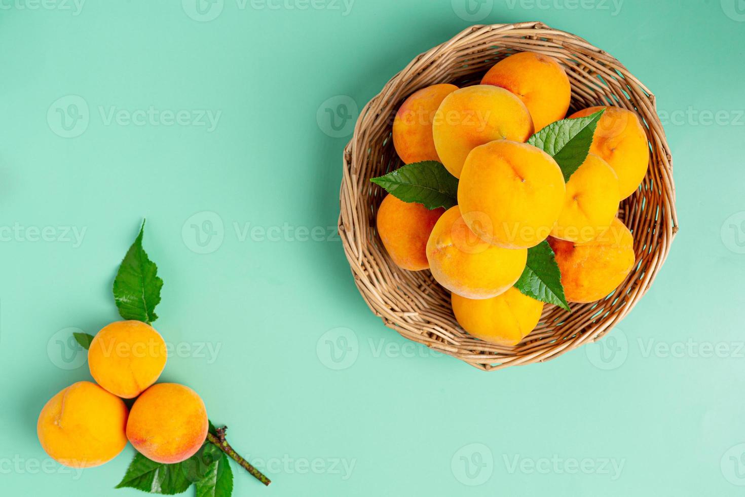 Pfirsiche werden auf einem pastellgrünen Hintergrund platziert. foto