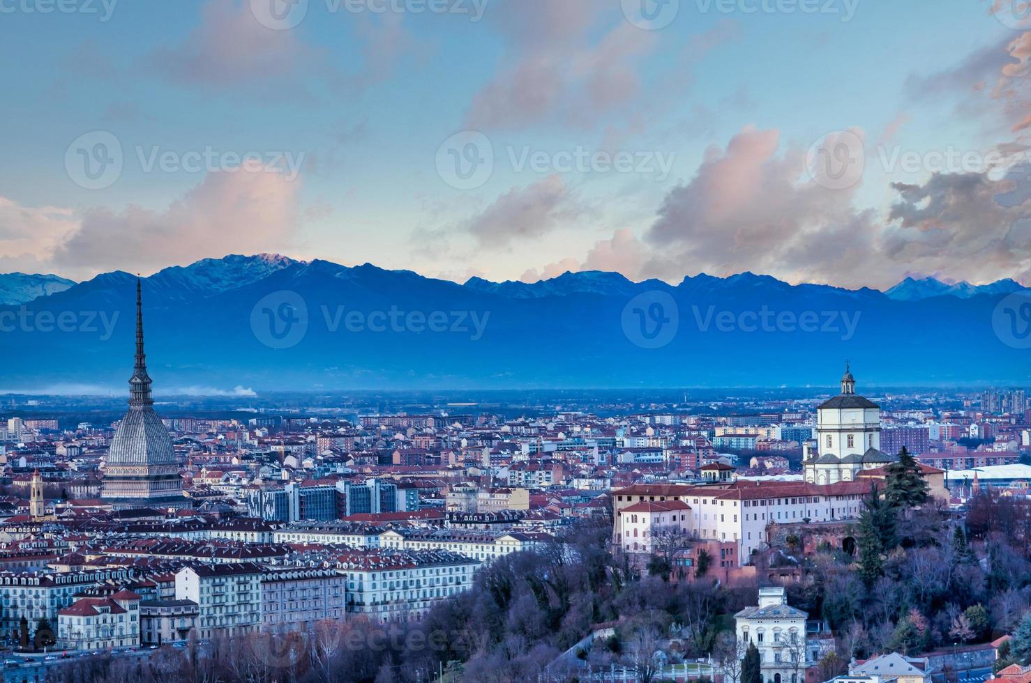 Turin Panorama-Skyline bei Sonnenuntergang mit Alpen im Hintergrund foto