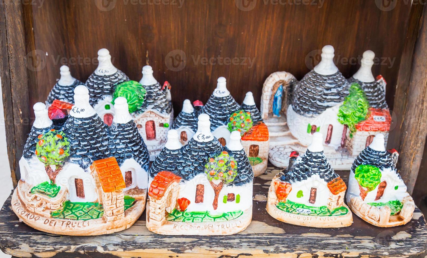 Alberobello, Italien - Trulli di Alberobello-Souvenirs für Touristen foto