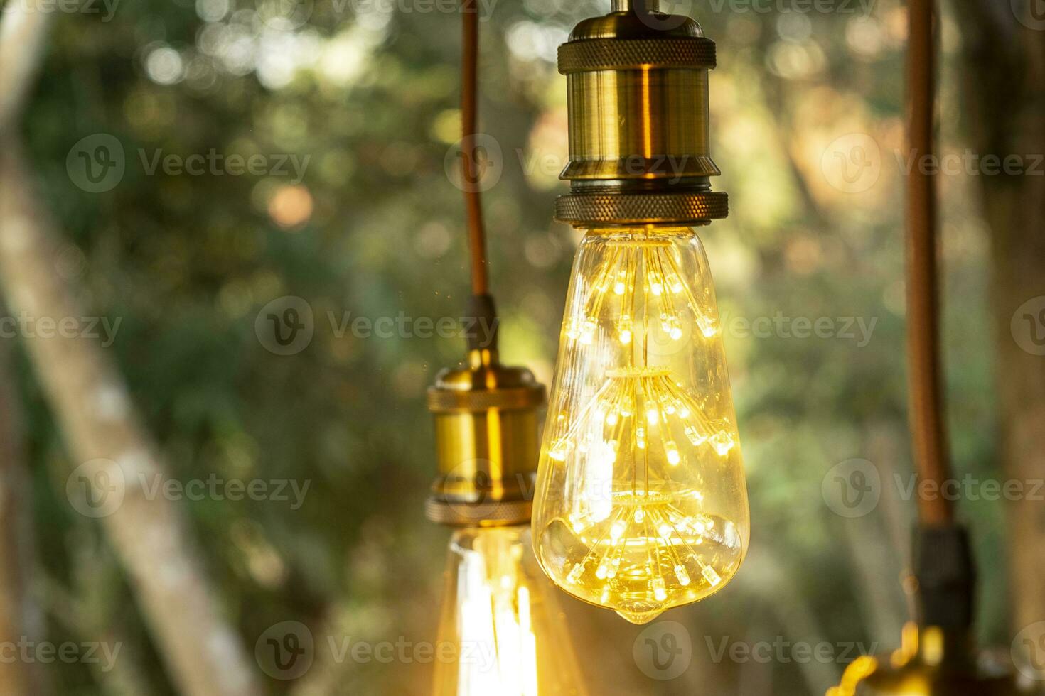 klassische Retro-Glühlampe führte elektrische Lampe auf Unschärfehintergrund foto
