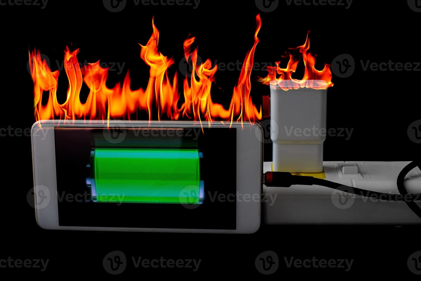 On Fire Adapter Smartphone-Ladegerät an der Steckdose foto