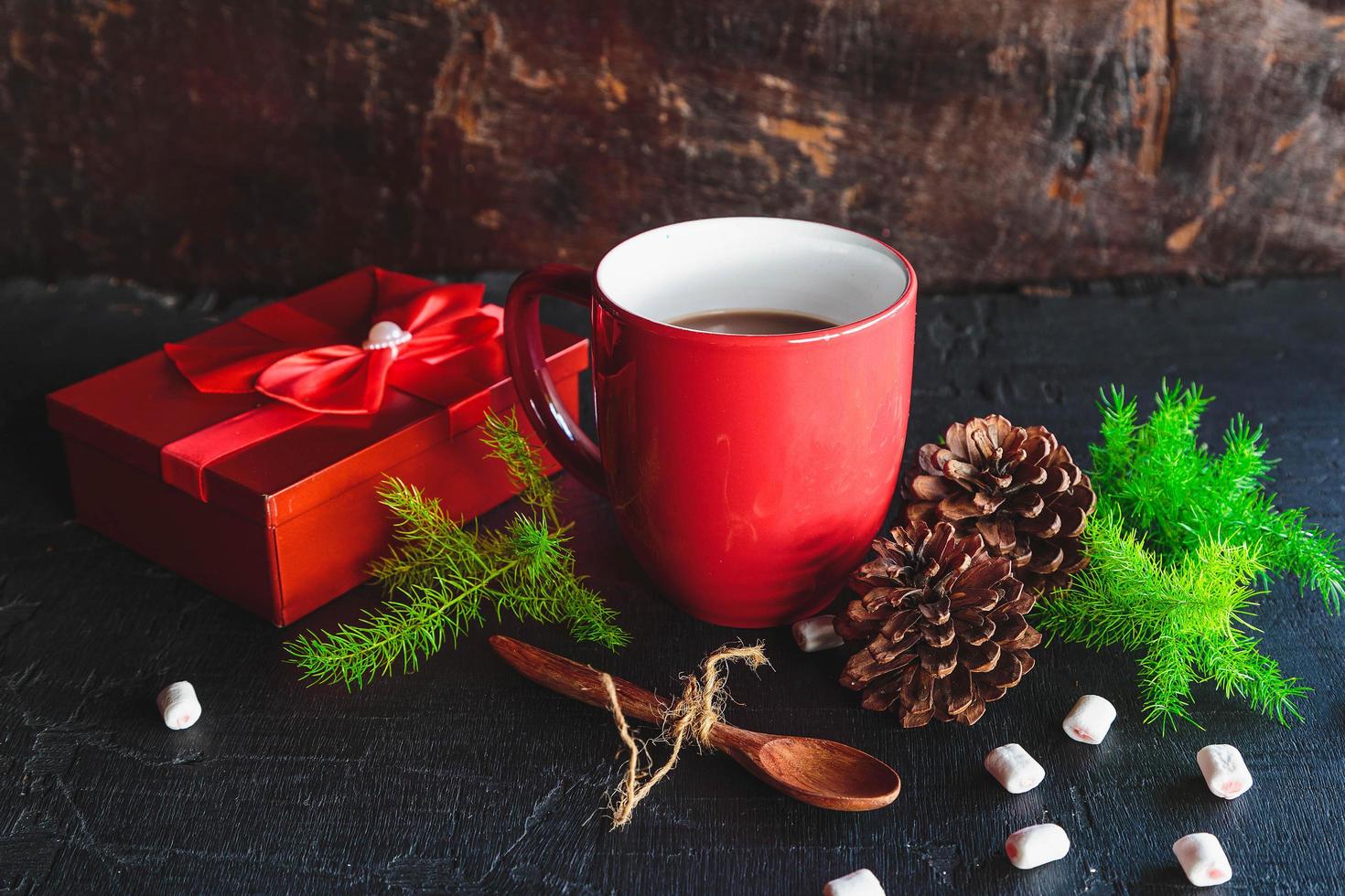 Glühende Kakaotasse und Geschenkbox am Weihnachtstag foto