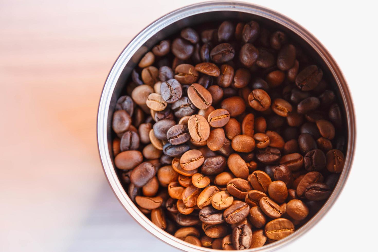 geröstete Kaffeebohnen in einer Schüssel, Ansicht von oben foto