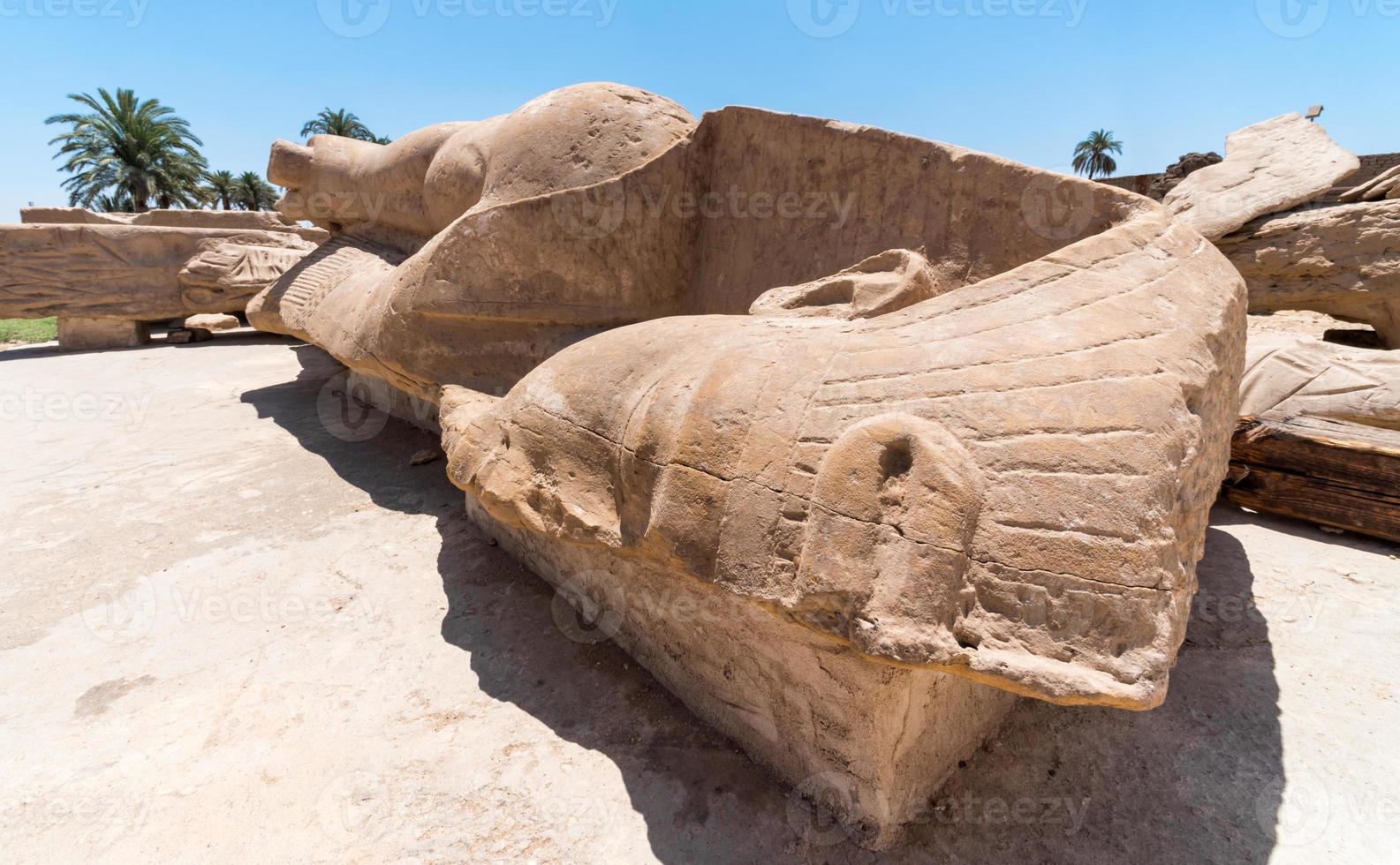 Alte Statue des Pharaos liegt auf dem Boden in einem Karnak-Tempel foto