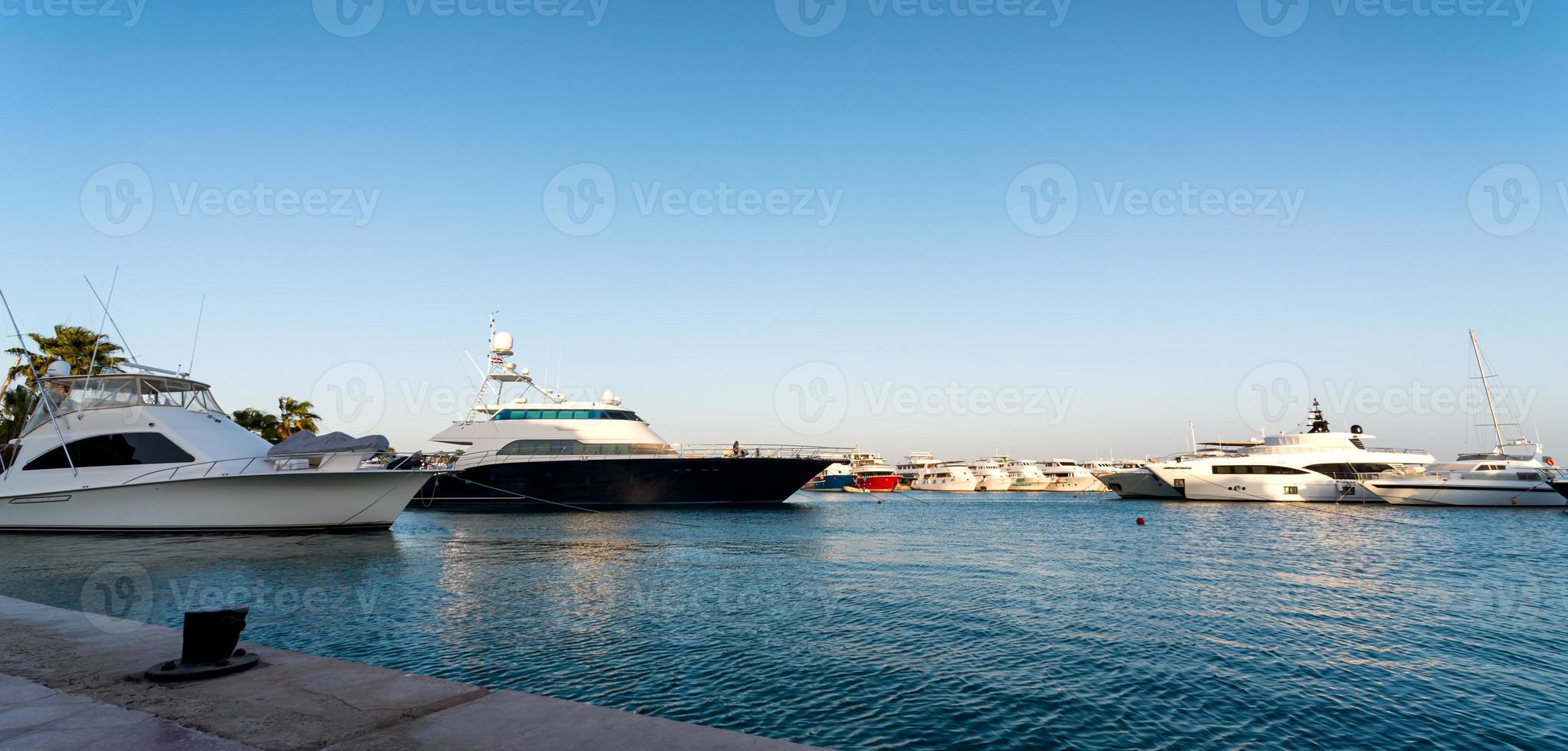 Uferstraße des Roten Meeres in Ägypten mit Schiffen Boote foto