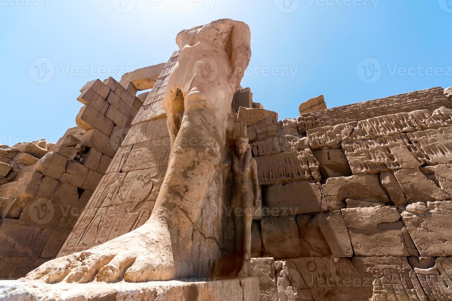 Füße einer alten Statue des Pharaos im Karnak-Tempel in Luxor foto