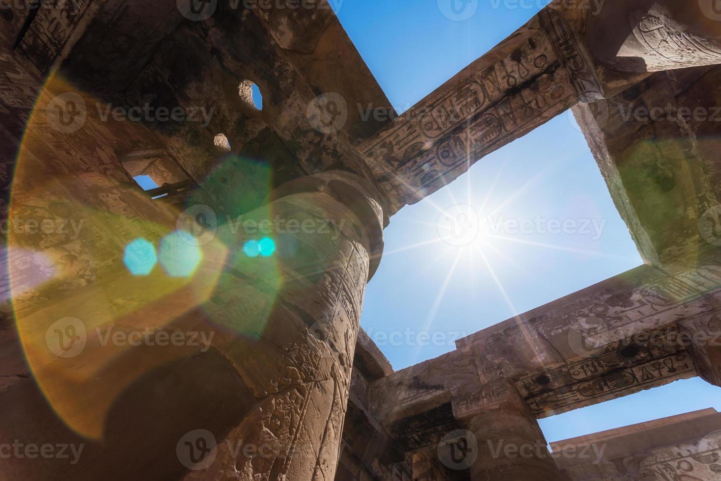 Antike Säulen in einem Karnak-Tempel in Luxor foto