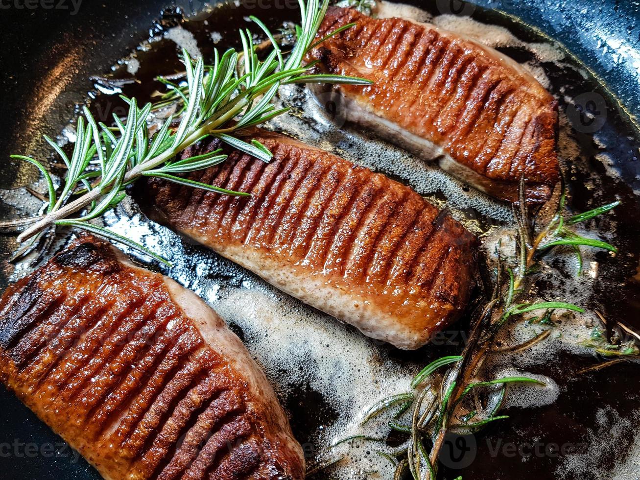 gebratene Entenbrust mit Safranrisotto foto