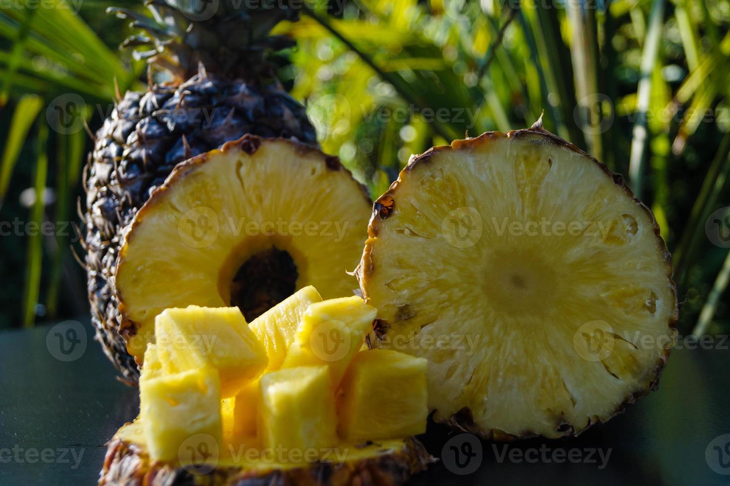 geschnittene Ananas vor Palmen foto