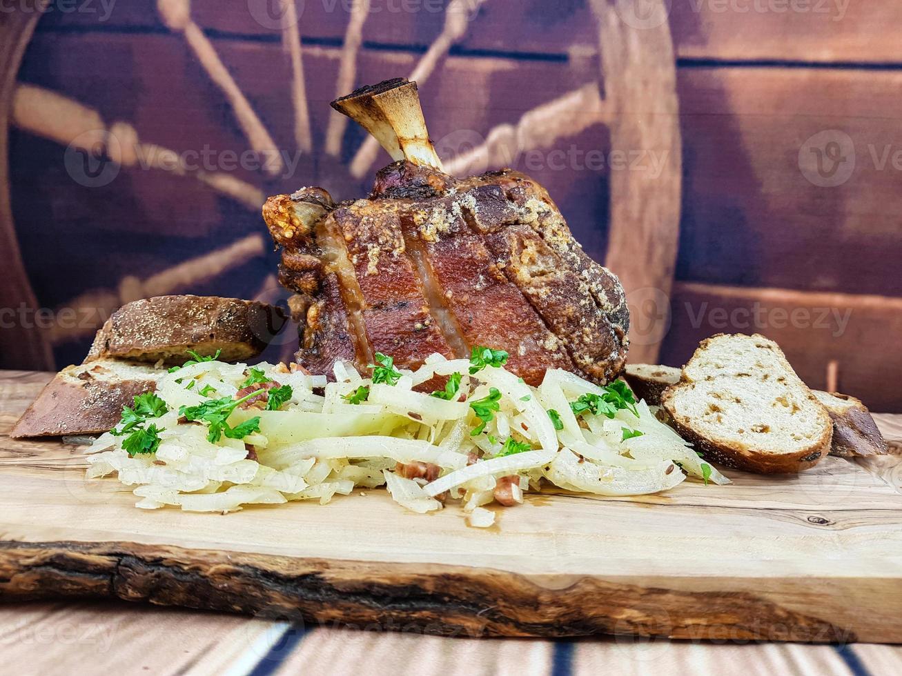 Schweinshaxe mit Sauerkraut und Brot foto