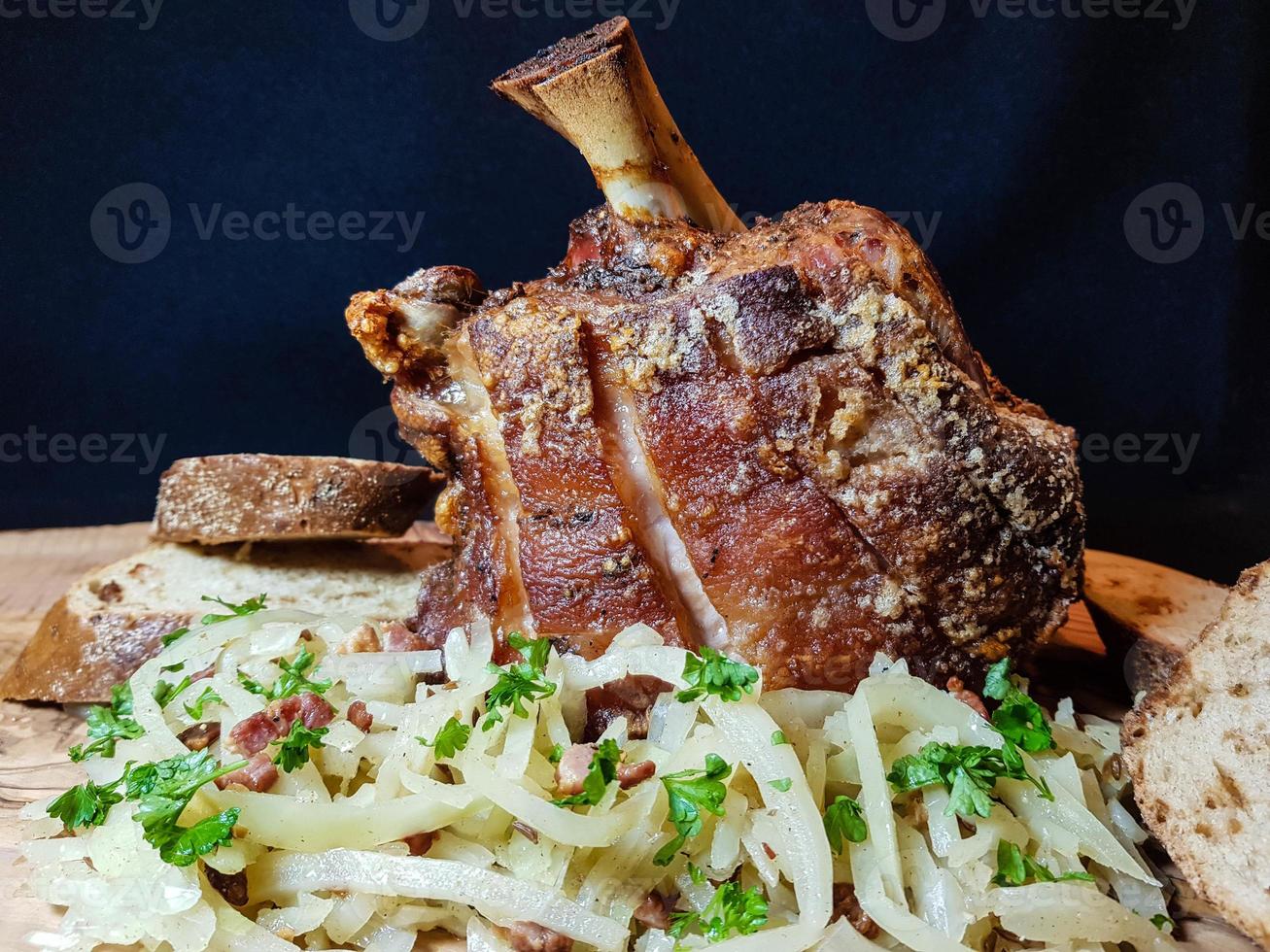 Schweinshaxe mit Sauerkraut und Brot foto