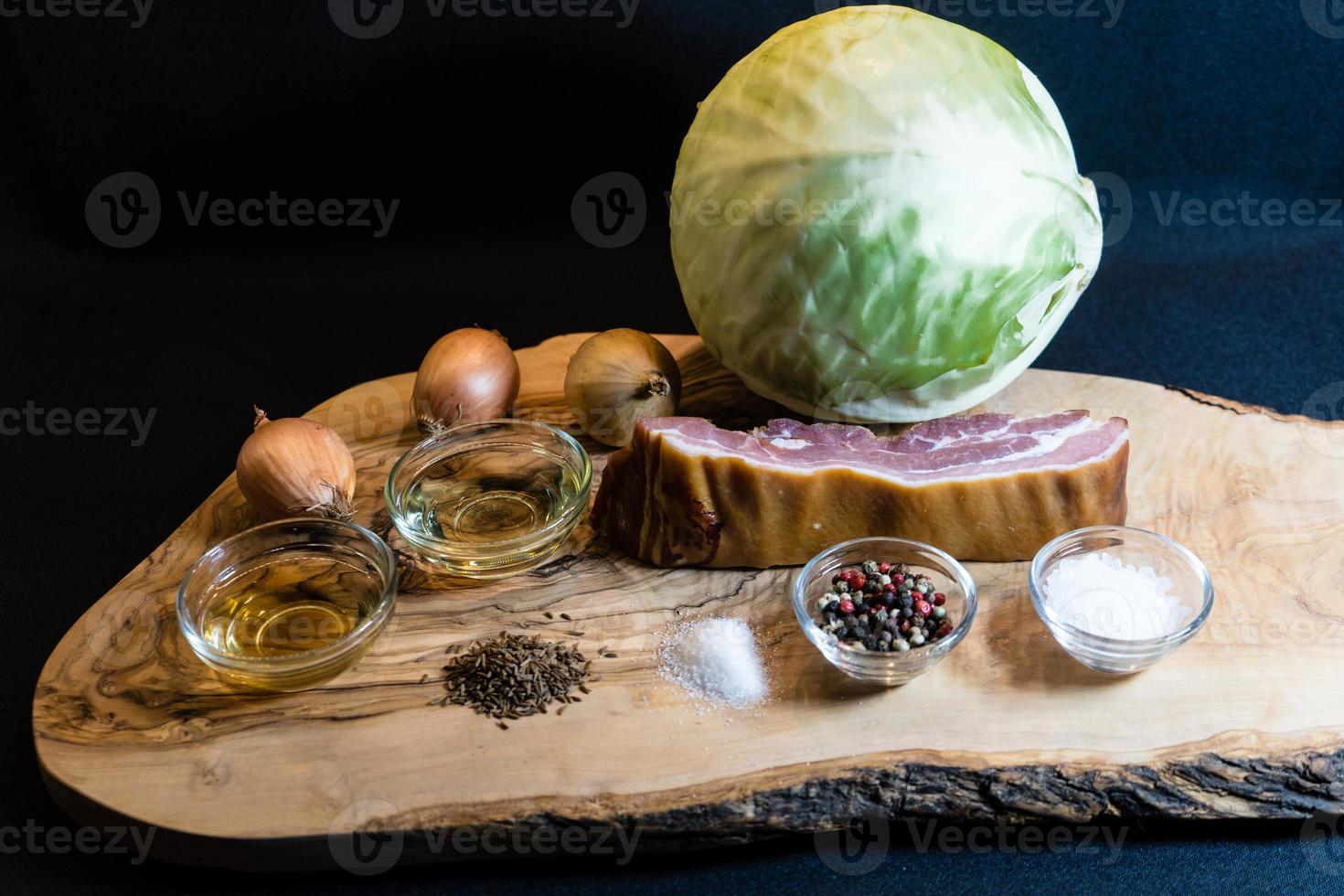 Schweinshaxe mit Sauerkraut und Brot foto