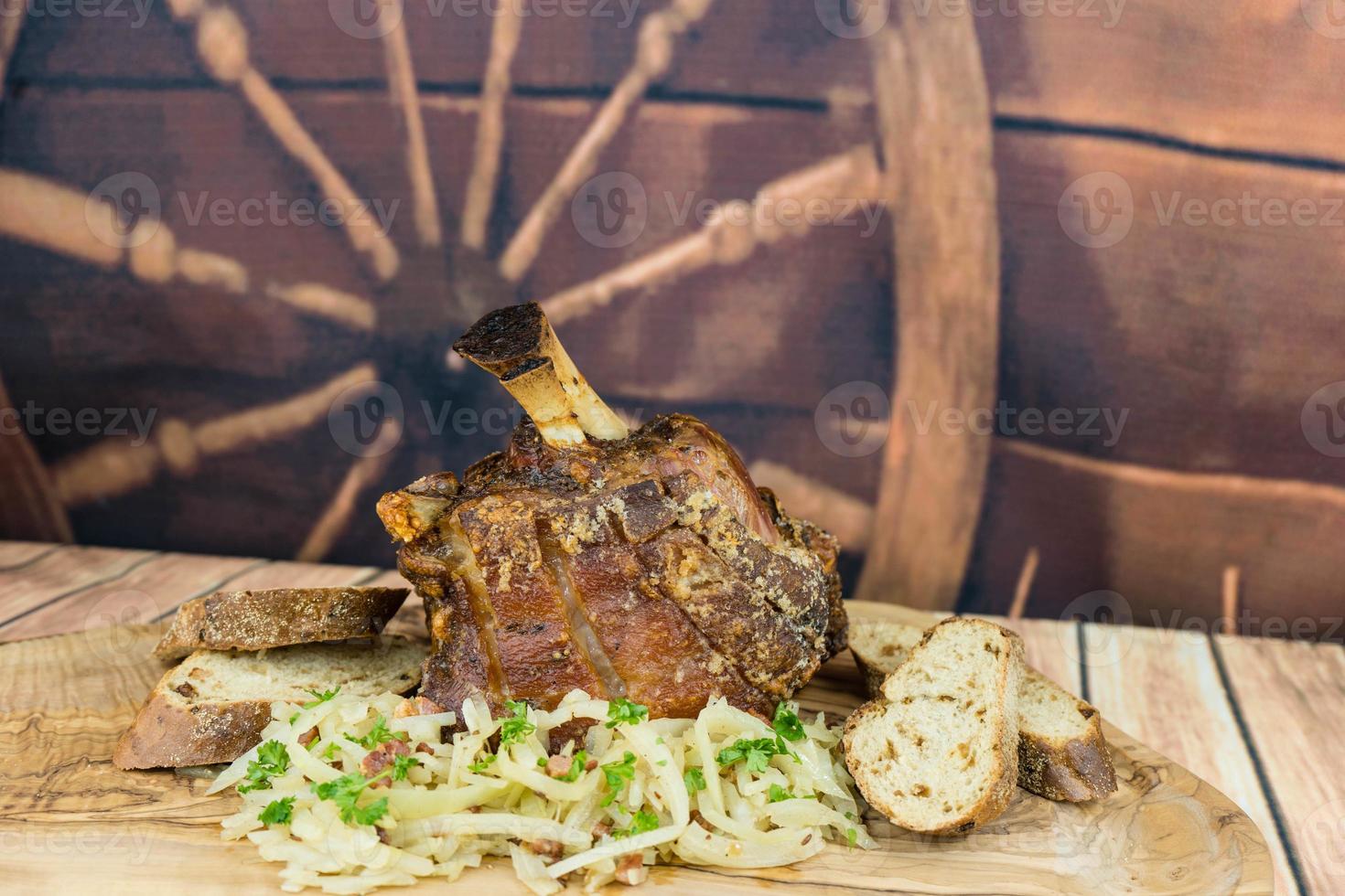 Schweinshaxe mit Sauerkraut und Brot foto