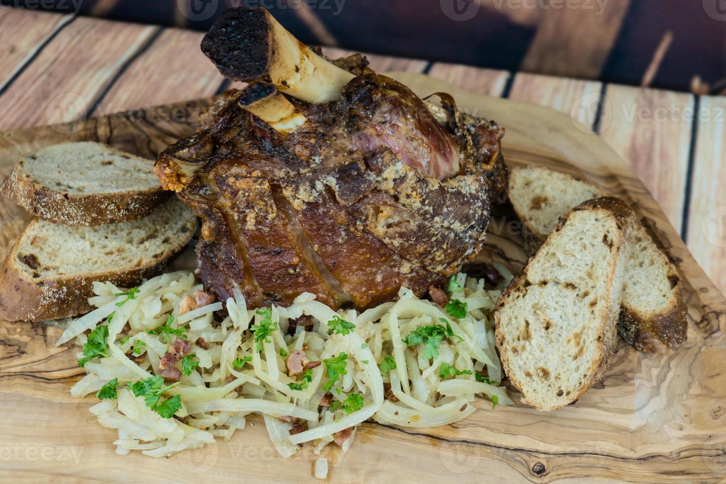 Schweinshaxe mit Sauerkraut und Brot foto