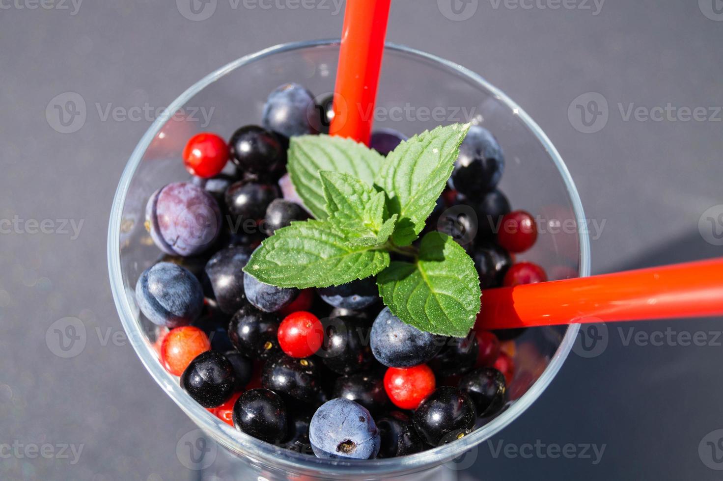 Alternativmedizin mit pharmazeutischen Kräutern Früchten und Beeren foto