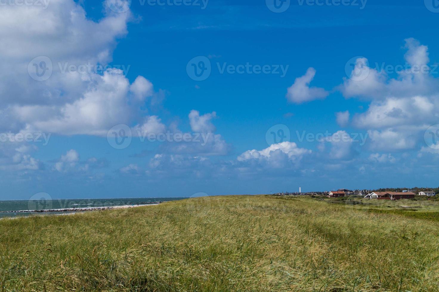 der leuchtturm blavandshuk fyr an der westküste von dänemark foto