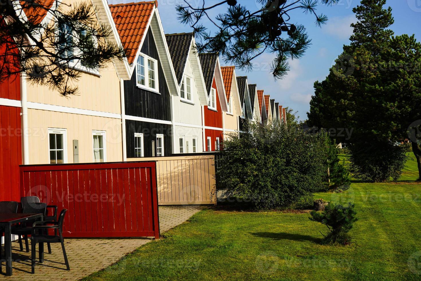 Reihenhäuser aus Holz als Ferienhäuser in Dänemark foto