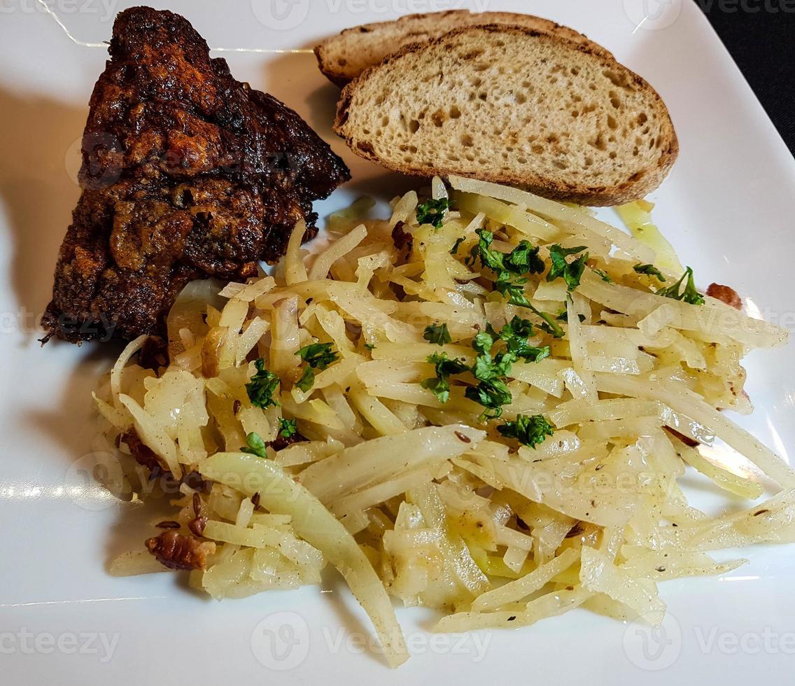 Schweinshaxe mit Sauerkraut und Brot foto