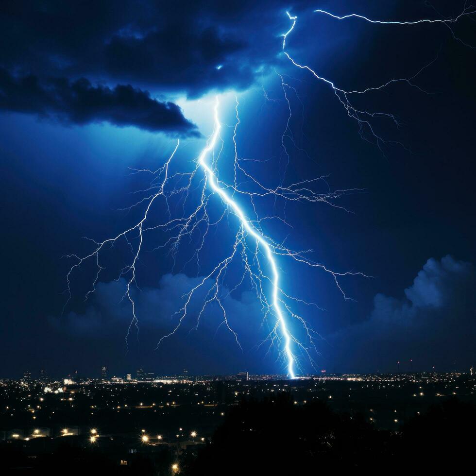 Elektrizität Gebühren das Himmel mit Blitz und Donner auf ein dunkel Nacht foto