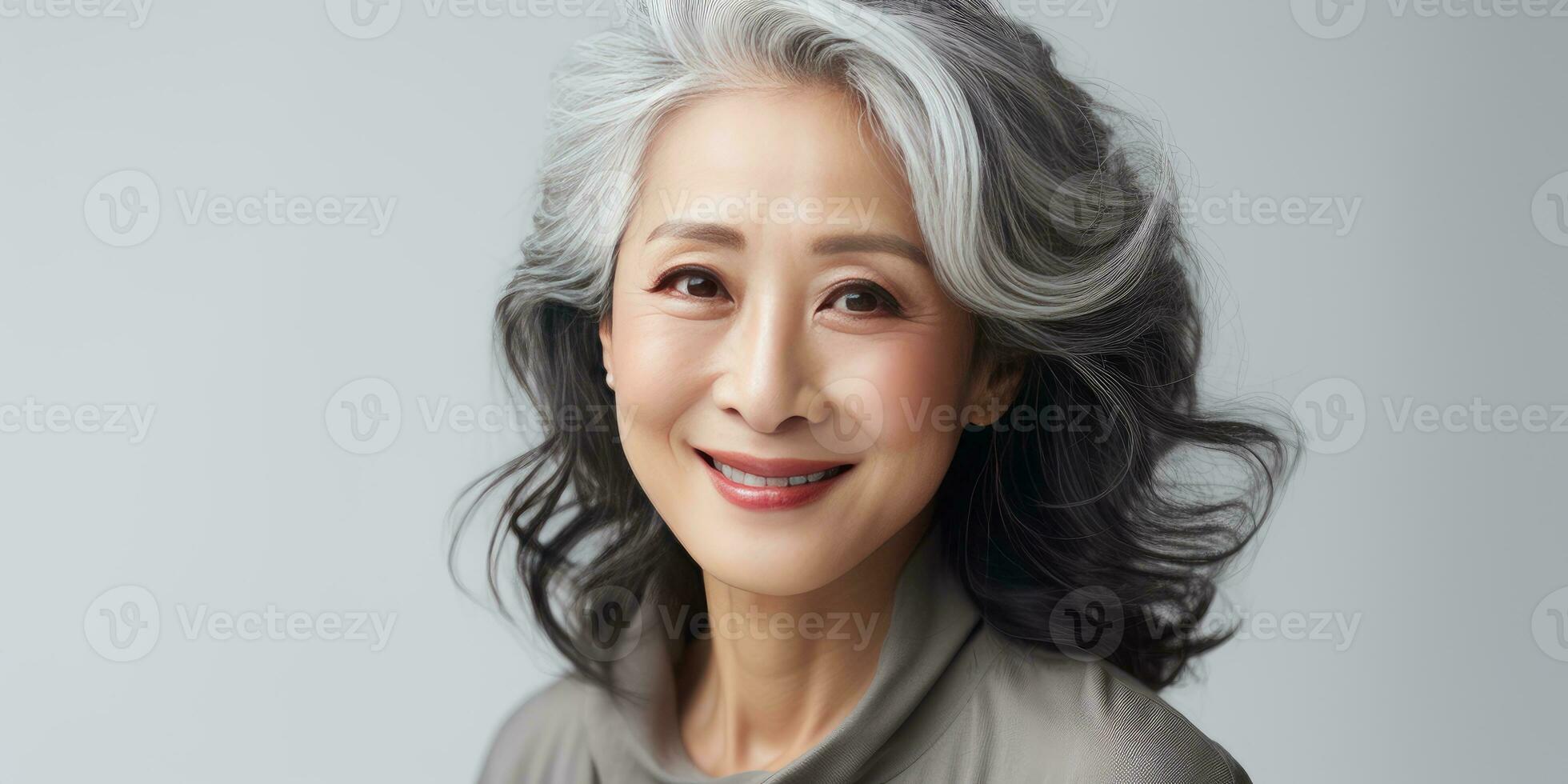 grau haarig asiatisch Frau auf ein Licht Hintergrund Nahansicht. generativ ai foto
