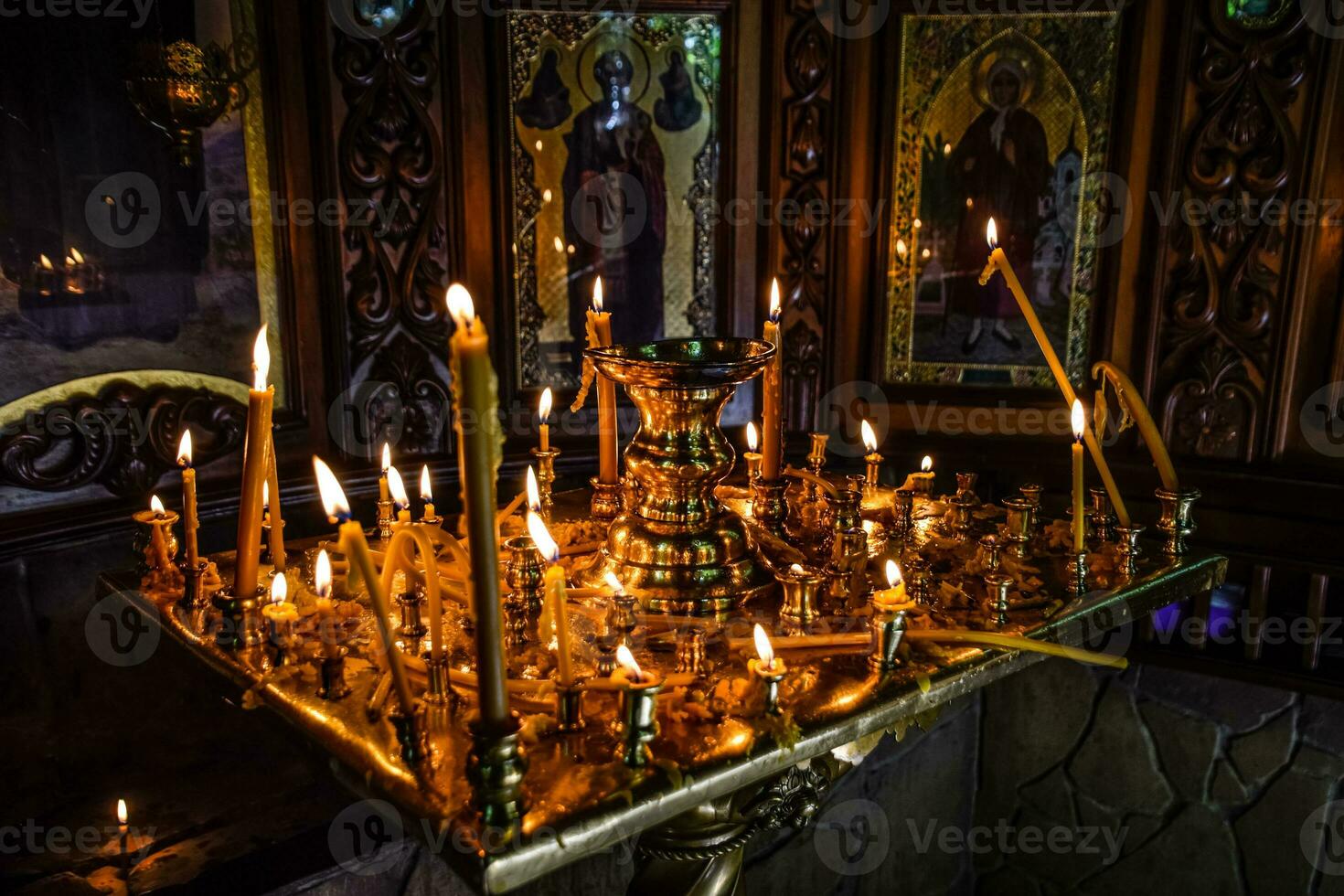 Verbrennung Kerzen auf ein Stand in der Nähe von das Symbole im das Kapelle. foto