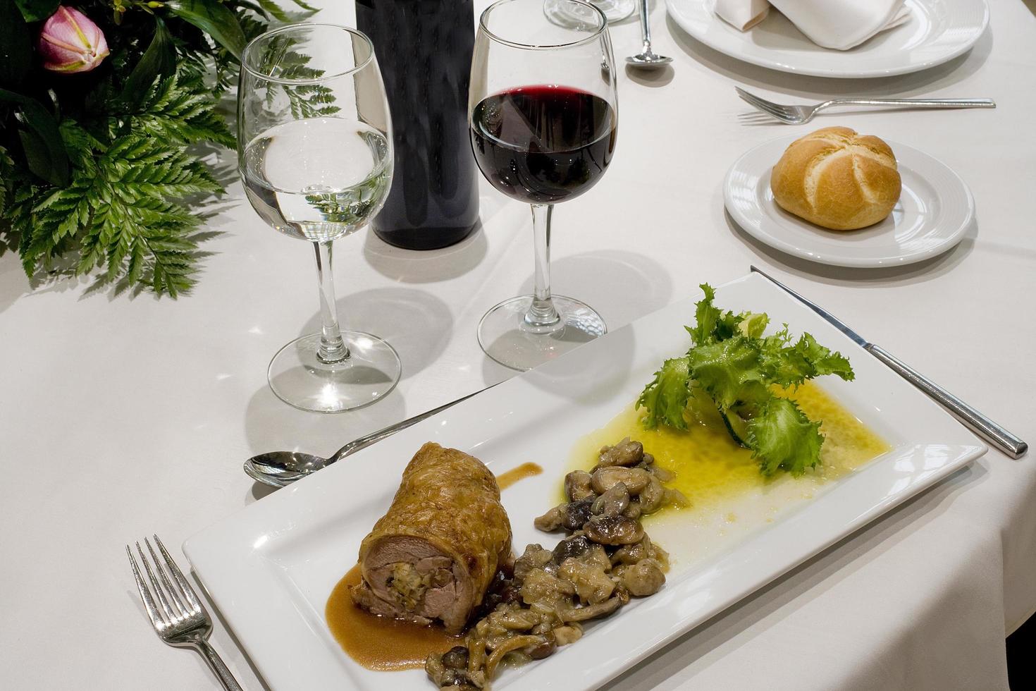 Teller mit Lammfleisch auf Rolle mit Champignons, Sauce und Salat, Spanien foto