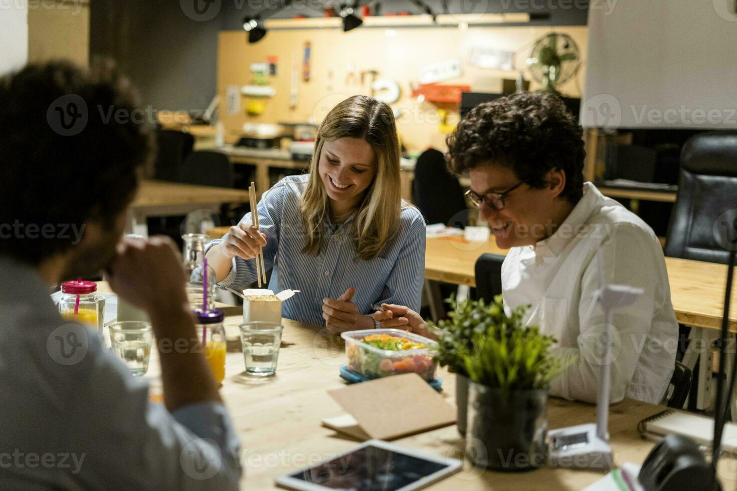 Kollegen im Büro haben Mittagessen brechen foto