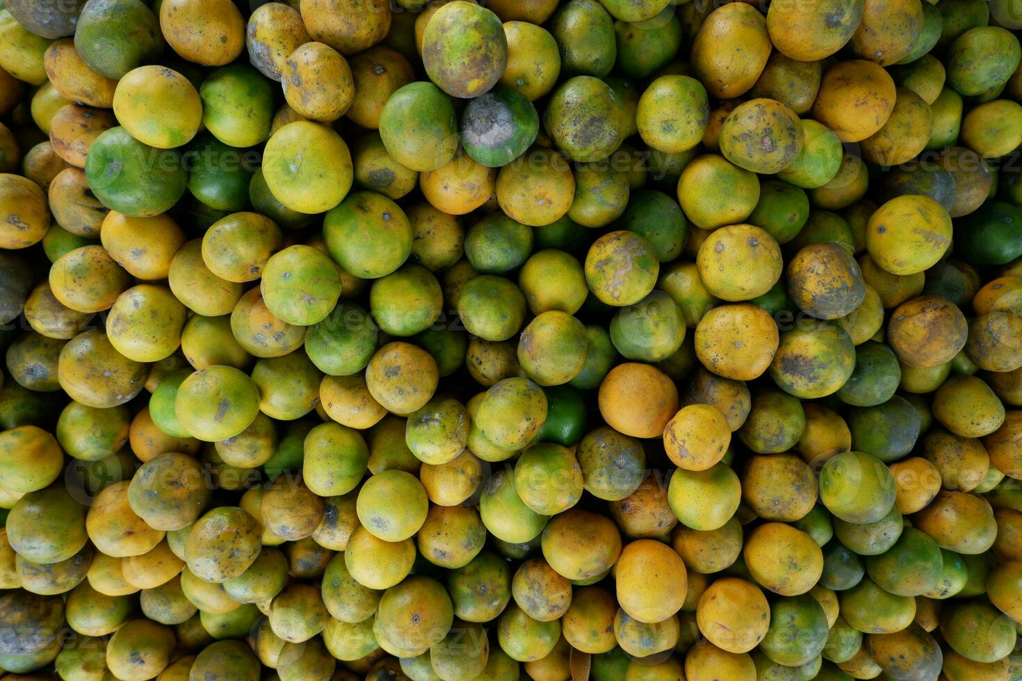 Haufen von Orangen Sein verkauft im ein traditionell Markt foto