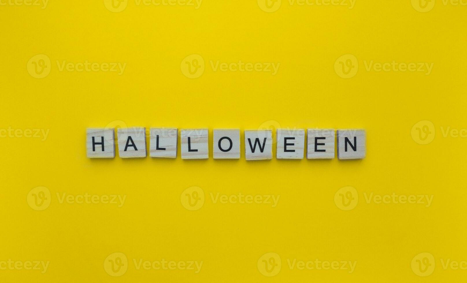 Oktober 31, Halloween, minimalistisch Banner mit das Inschrift im hölzern Briefe foto