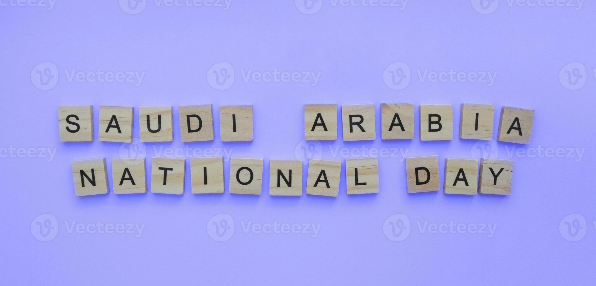September 23, Saudi Arabien National Tag, ein minimalistisch Banner mit das Inschrift im hölzern Briefe auf ein Blau Hintergrund foto