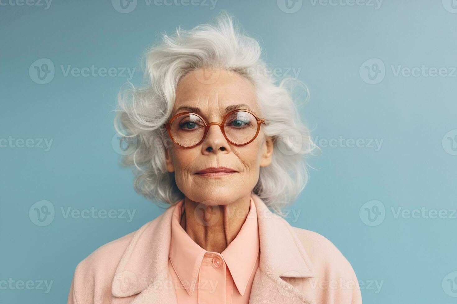 schön Alten Frau mit grau Haar lächelnd beim das Kamera. glücklich alt Alter Konzept, ai generiert foto