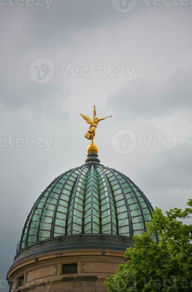 Goldene Engelsstatue mit Trompete auf der Spitze foto