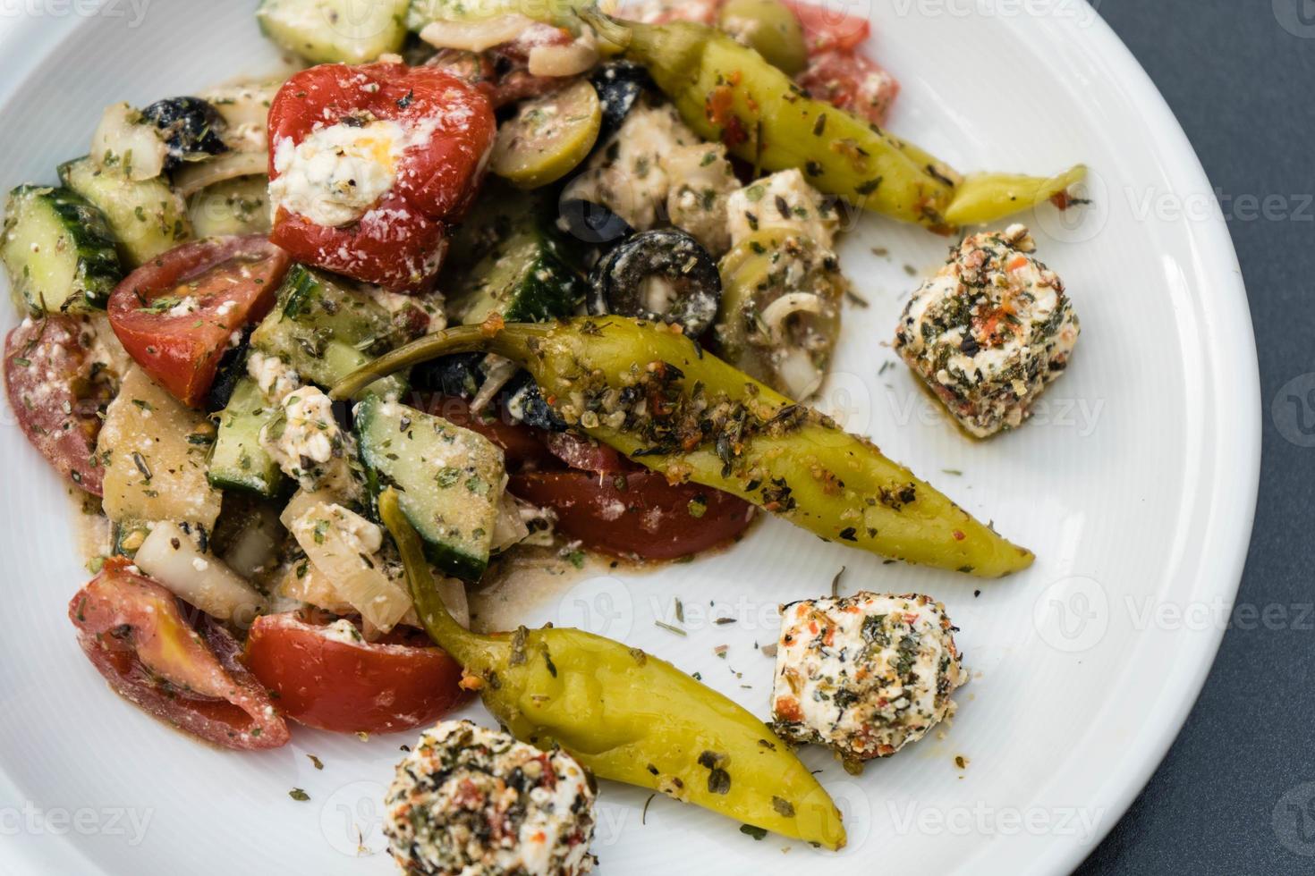 griechischer Salat mit Feta-Käse-Oliven und Peperoni foto