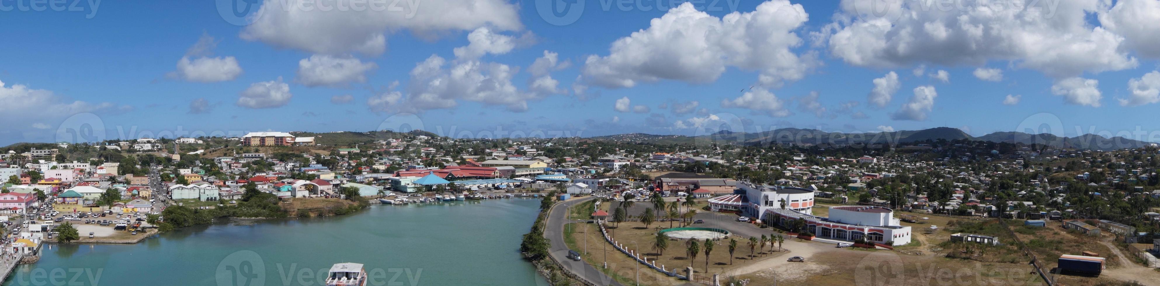 Blick vom Kreuzfahrtterminal st. Johns - Antigua foto