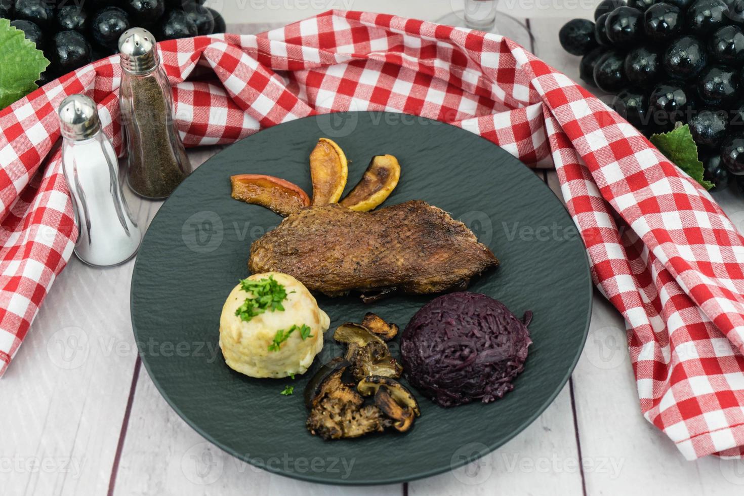 gebackene Ente mit Rotkohl und Waldpilzen foto