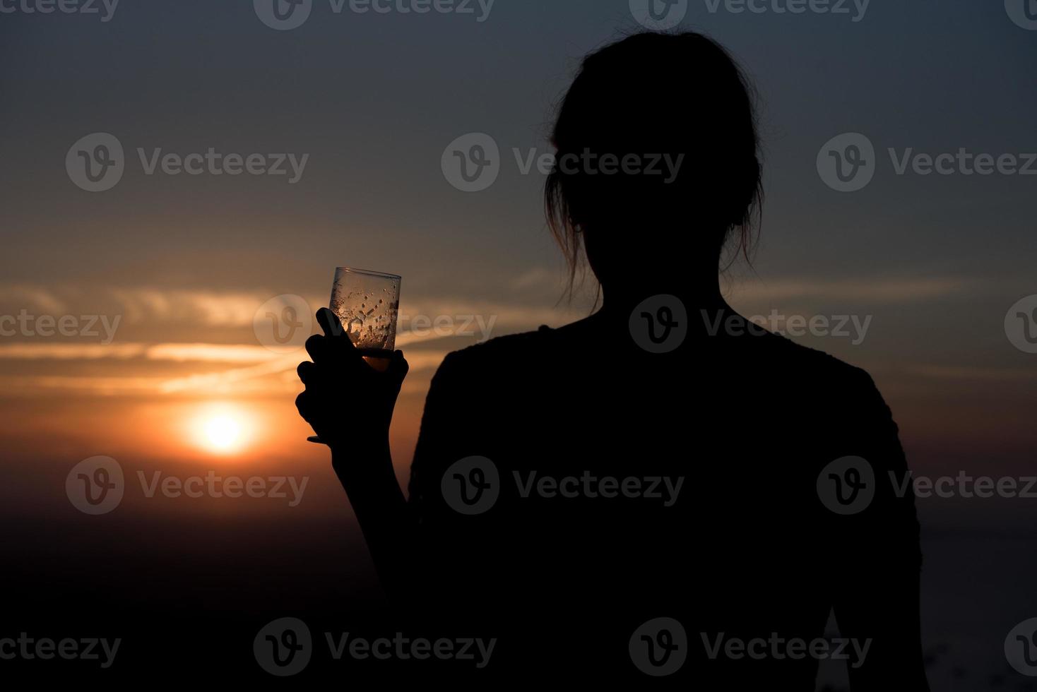 Frau trinkt ein Bier auf der Insel Formentera foto