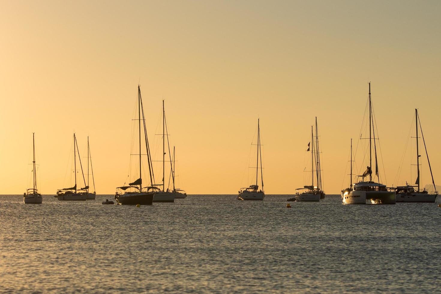 Yachten in Cala Saona Strand auf Formentera in Spanien im Sommer 2021 foto